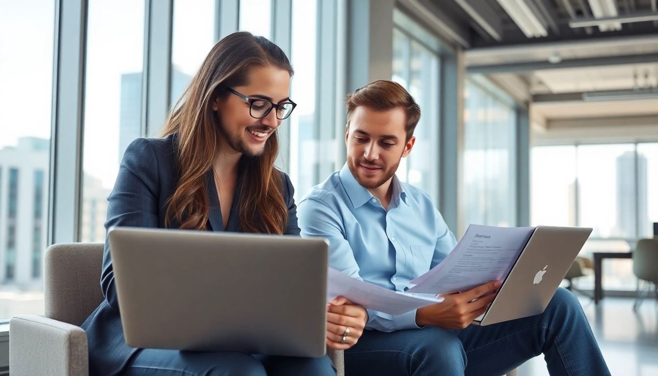 Headhunter Ingenieure diskutieren über Lebensläufe in einem modernen Büro.
